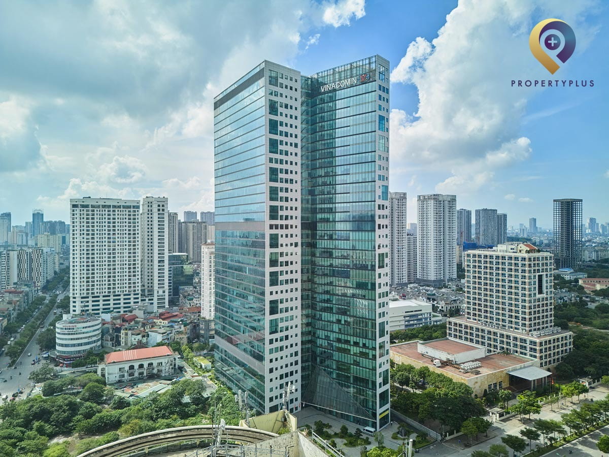 Toàn cảnh mặt ngoài tòa nhà Vinacomin Tower với bầu trời xanh - hình ảnh từ Property Plus